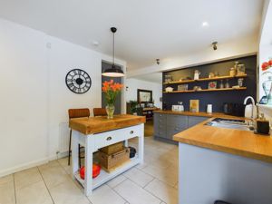 Kitchen otherway - click for photo gallery